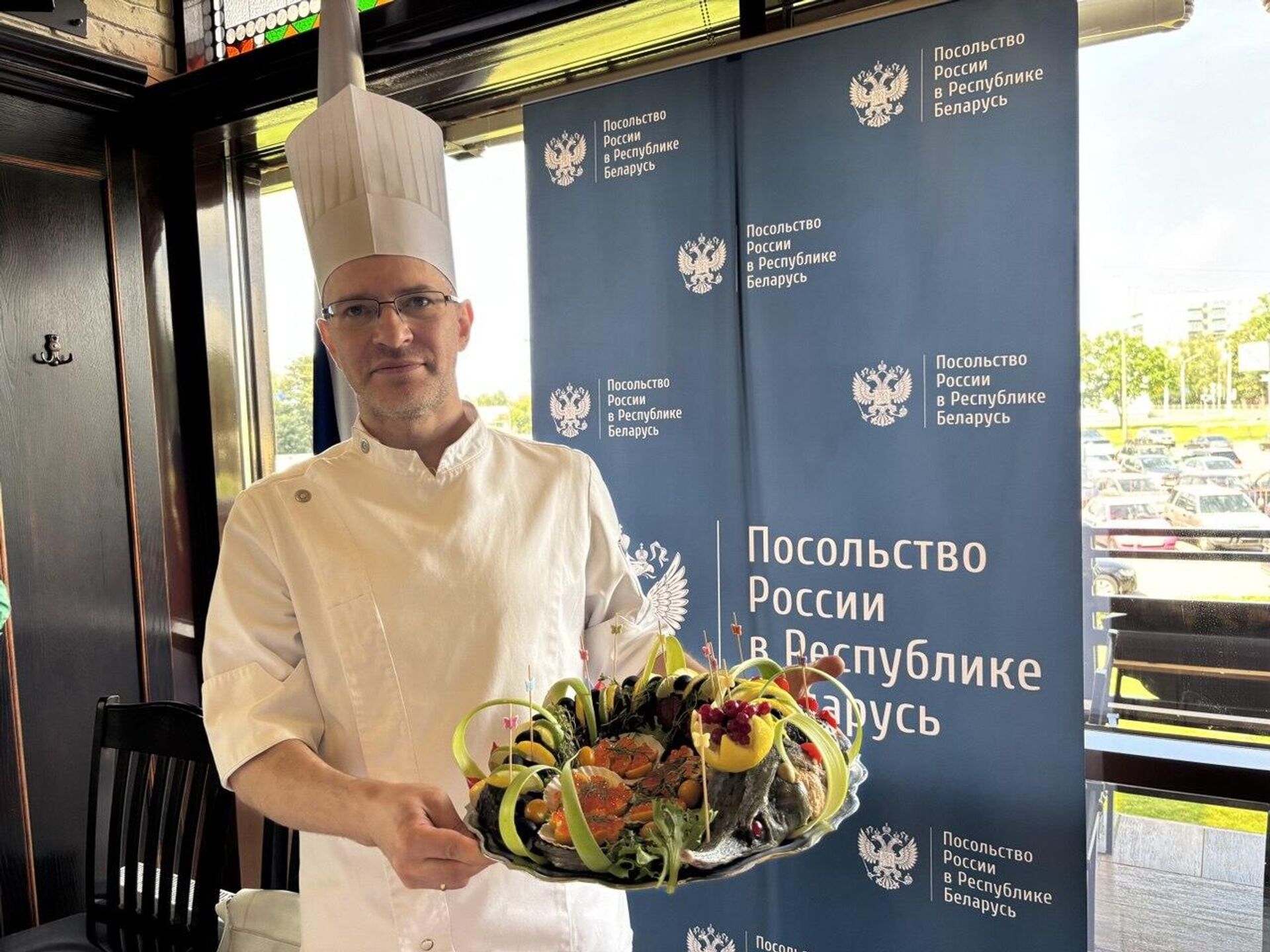 Повар российского посольства в Беларуси Сергей Ерохин на фестивале Дипломатия вкуса в Минске - Sputnik Беларусь, 1920, 26.07.2025