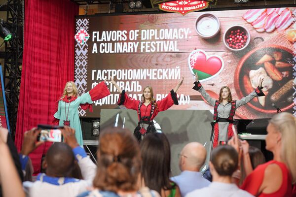 Дефиле в национальных костюмах на фестивале Дипломатия вкуса в Минске - Sputnik Беларусь