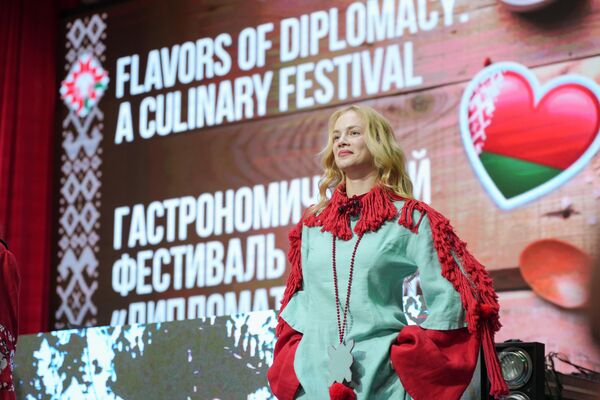 Дефиле в национальных костюмах на фестивале Дипломатия вкуса в Минске - Sputnik Беларусь