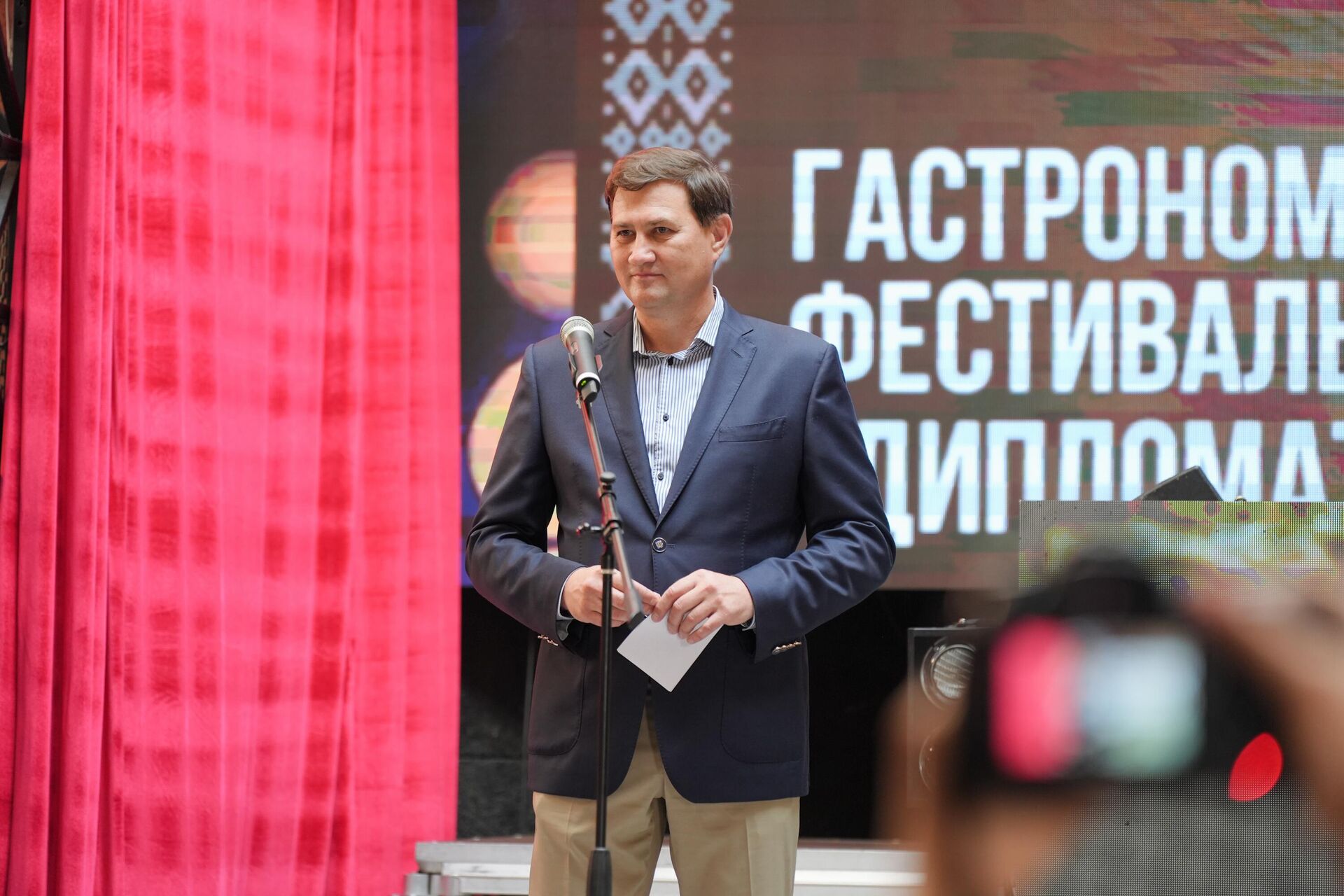Глава МИД Беларуси Максим Рыженков на фестивале Дипломатия вкуса в Минске - Sputnik Беларусь, 1920, 26.07.2025
