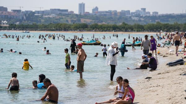 Люди купаются в море на пляже в Турции - Sputnik Беларусь