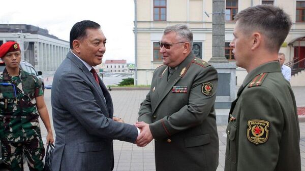 В рамках визита в Республику Беларусь Министра обороны Республики Индонезия Шафри Шамсуддина состоялась встреча с начальником Генерального штаба Вооруженных Сил – первым заместителем Министра обороны Республики Беларусь генерал-майором Павлом Муравейко - Sputnik Беларусь
