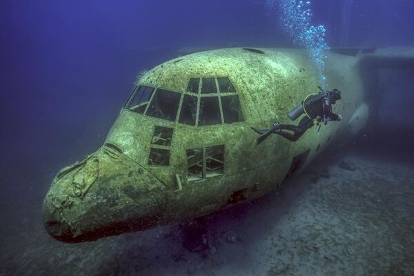 Транспортный самолет C-130 в водах Красного моря в Иордании. - Sputnik Беларусь