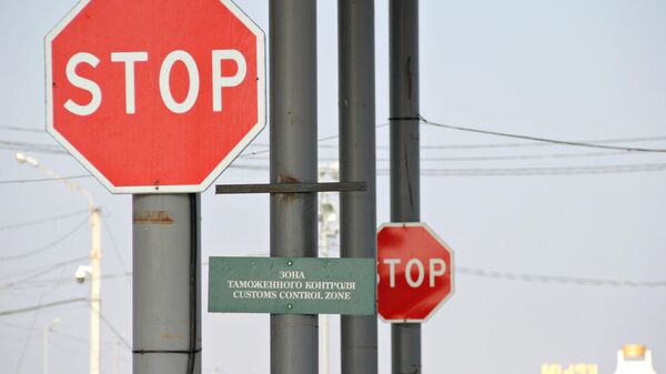 Дорожные знаки на пункте пропуска - Sputnik Беларусь