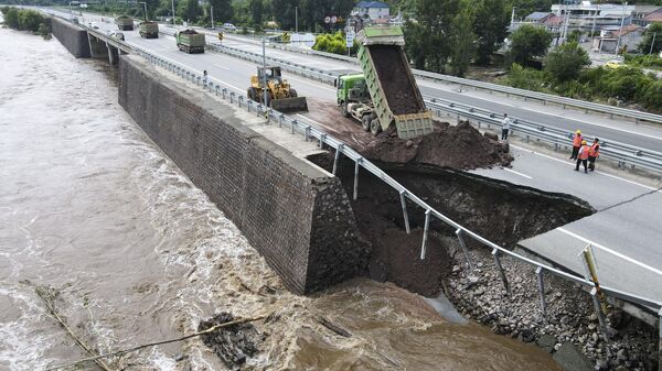 Крупногабаритная дорожно-строительная техника работает на поврежденном участке шоссе G111 в районе Хуайжоу, 28 июля 2025 года, Пекин - Sputnik Беларусь