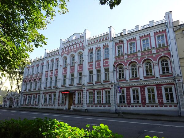 &quot;Галерэі 1 мая 2025 года споўнілася 105 гадоў&quot;, - расказвае Дар’я Іванова.Аснову збору склалі карціны, якія знаходзіліся ў дваранскіх сядзібах, а таксама шэраг карцін з калекцыі Марыі Ценішавай. Пасля рэвалюцыі яны былі нацыяналізаваны. Галерэя зараз знаходзіцца ў гістарычным будынку былога Аляксандраўскага рэальнага вучылішча; лесвіца, фасад – усё гэта архітэктура 1870-х гадоў. - Sputnik Беларусь