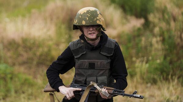 Новобранец 3-й украинской штурмовой бригады во время учений, архивное фото - Sputnik Беларусь