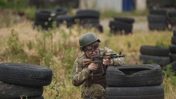 Новобранец 3-й украинской штурмовой бригады во время учений, архивное фото - Sputnik Беларусь