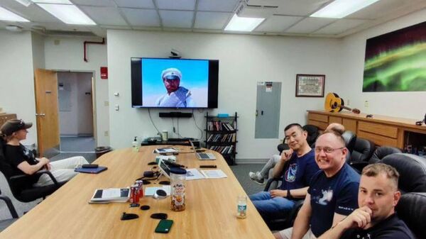 Экипаж Crew Dragon накануне полета к МКС смотрит фильм Белое солнце пустыни - Sputnik Беларусь