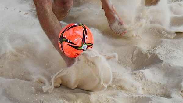 Игроки борются за мяч в матче по пляжному футболу - Sputnik Беларусь