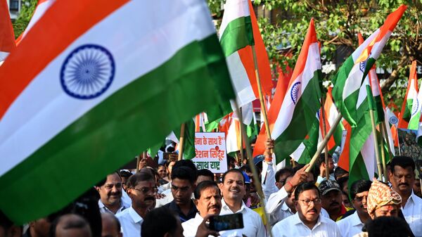 Индийцы с национальными флагами - Sputnik Беларусь
