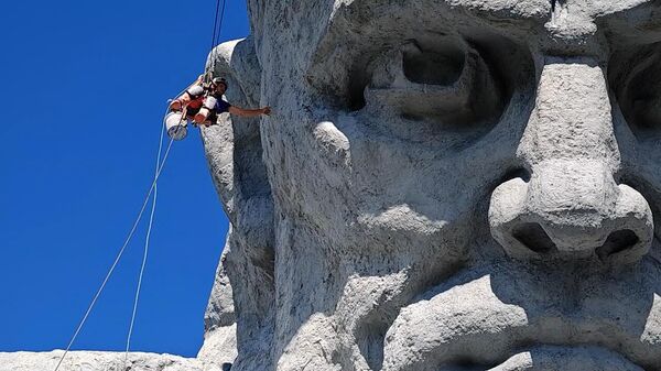 В Брестской крепости альпинисты реконструируют монумент Мужество  - Sputnik Беларусь