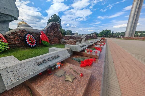 Мемориальные плиты с названиями городов-героев Советского Союза в Брестской крепости - Sputnik Беларусь