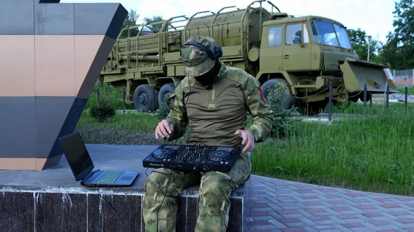 Боец СВО играет диджей-сеты на передовой - Sputnik Беларусь
