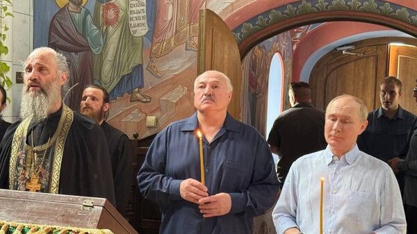 Александр Лукашенко и Владимир Путин на молебне в храме Смоленской иконы Божией Матери - Sputnik Беларусь