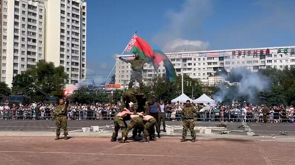 Парашюты, стрельба и контактный бой: десант показал класс в Минске  - Sputnik Беларусь