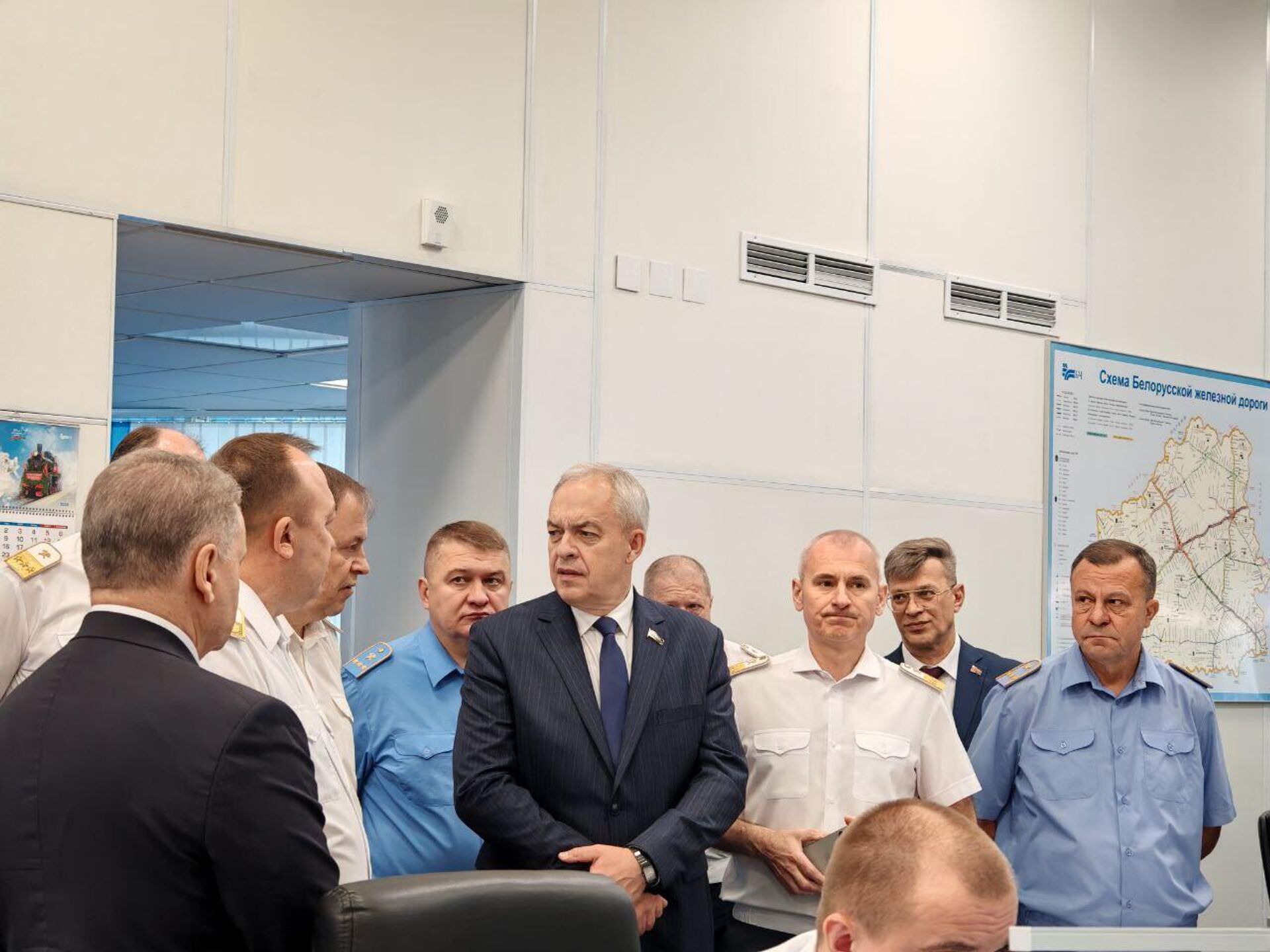 Председатель Палаты представителей Национально собрания Беларуси Игорь Сергеенко посетил Центр управления перевозками БЖД Председатель Палаты представителей Национально собрания Беларуси Игорь Сергеенко посетил Центр управления перевозками БЖД - Sputnik Беларусь, 1920, 01.08.2025