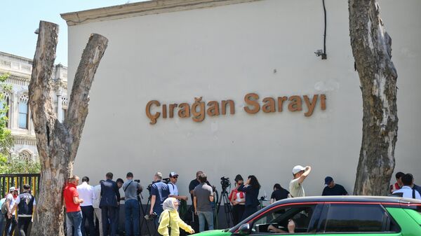 Журналисты у въезда на территорию дворца Чираган в Стамбуле - Sputnik Беларусь
