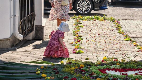 Царква Марыі Магдаліны ў Мінску патанае ў кветках – відэа - Sputnik Беларусь