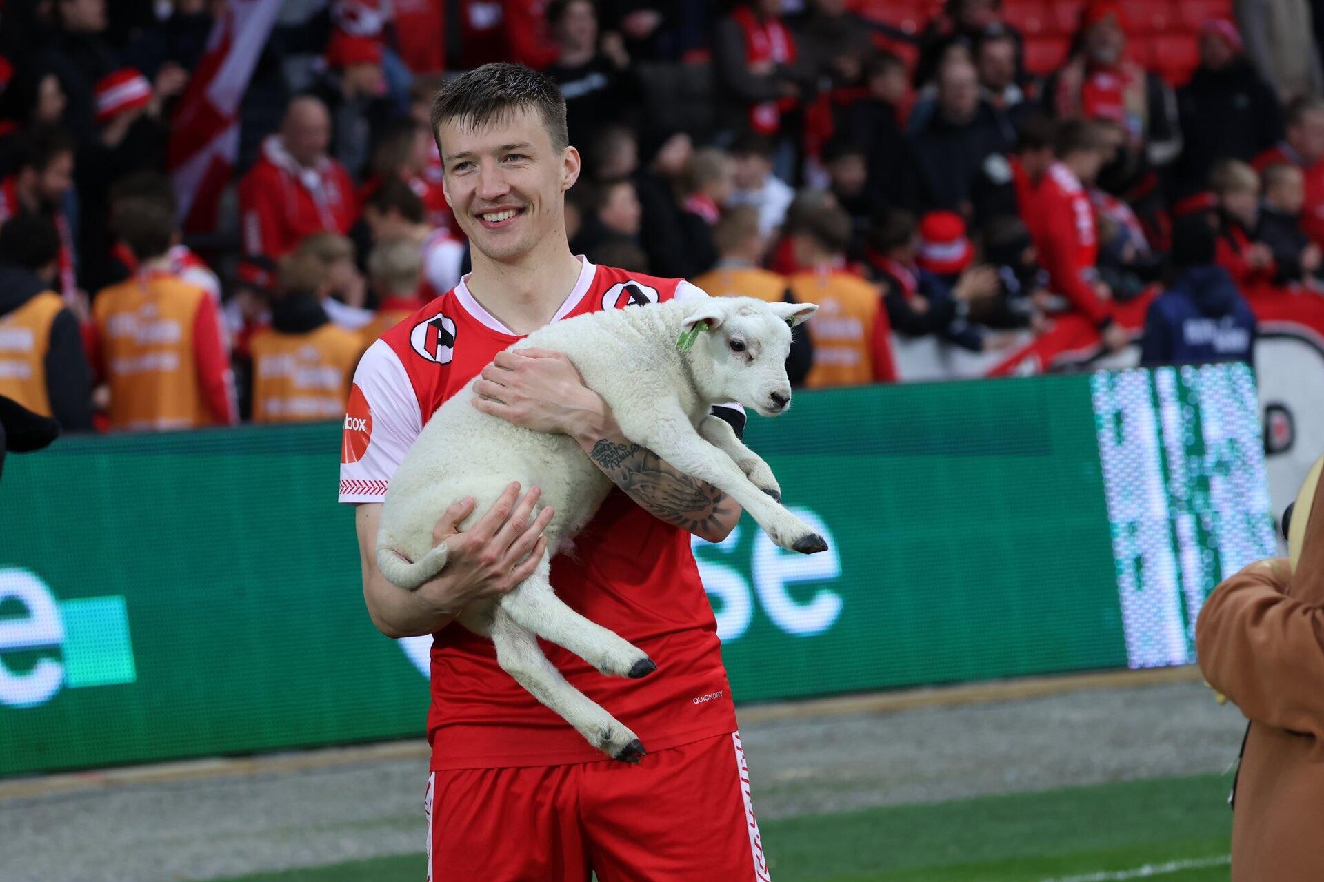 Акселю Крюгеру вручили ягненка - Sputnik Беларусь, 1920, 04.08.2025