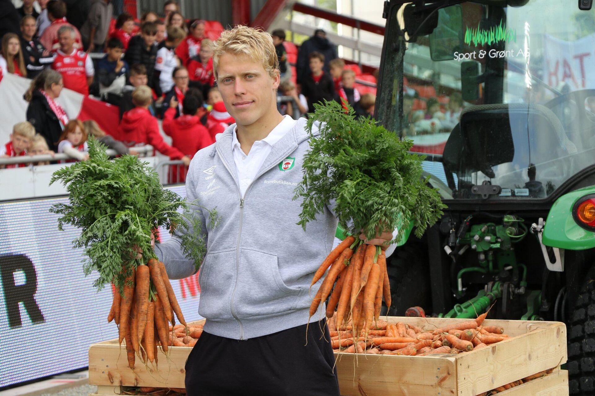 Санел Бояджич получил в качестве приза 500 килограммов моркови - Sputnik Беларусь, 1920, 04.08.2025