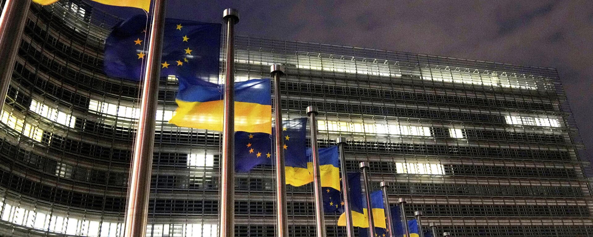 Флаги Европейского Союза и Украины, архивное фото - Sputnik Беларусь, 1920, 29.12.2025