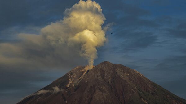 Извержение вулкана Семеру, архивное фото - Sputnik Беларусь