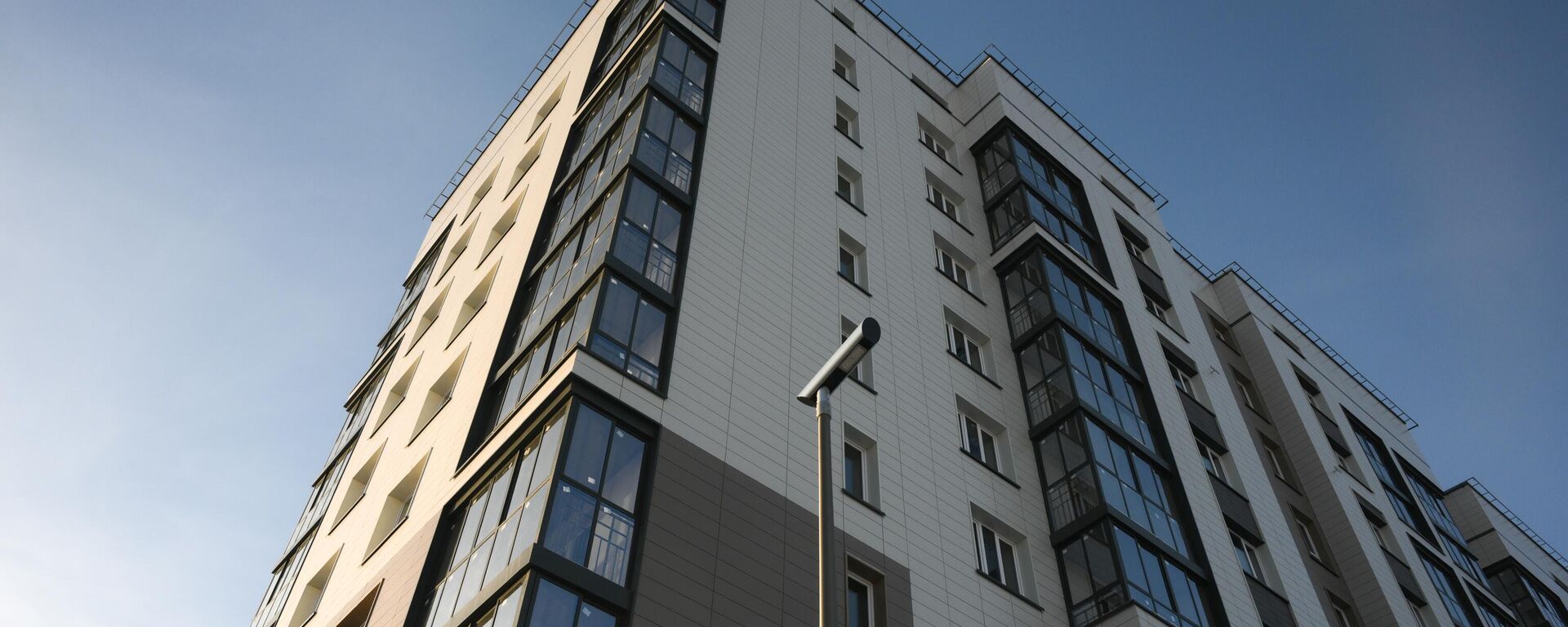 Многоэтажный жилой дом Многоэтажный жилой дом - Sputnik Беларусь, 1920, 20.03.2026