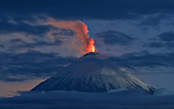 Этот вулкан начал извергаться еще в апреле, однако после землетрясения его активность ощутимо возросла. - Sputnik Беларусь