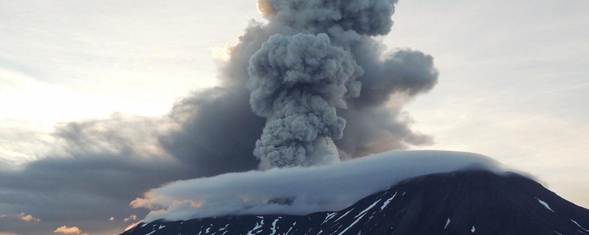 Извержение вулкана Крашенинникова на Камчатке - Sputnik Беларусь, 1920, 05.08.2025