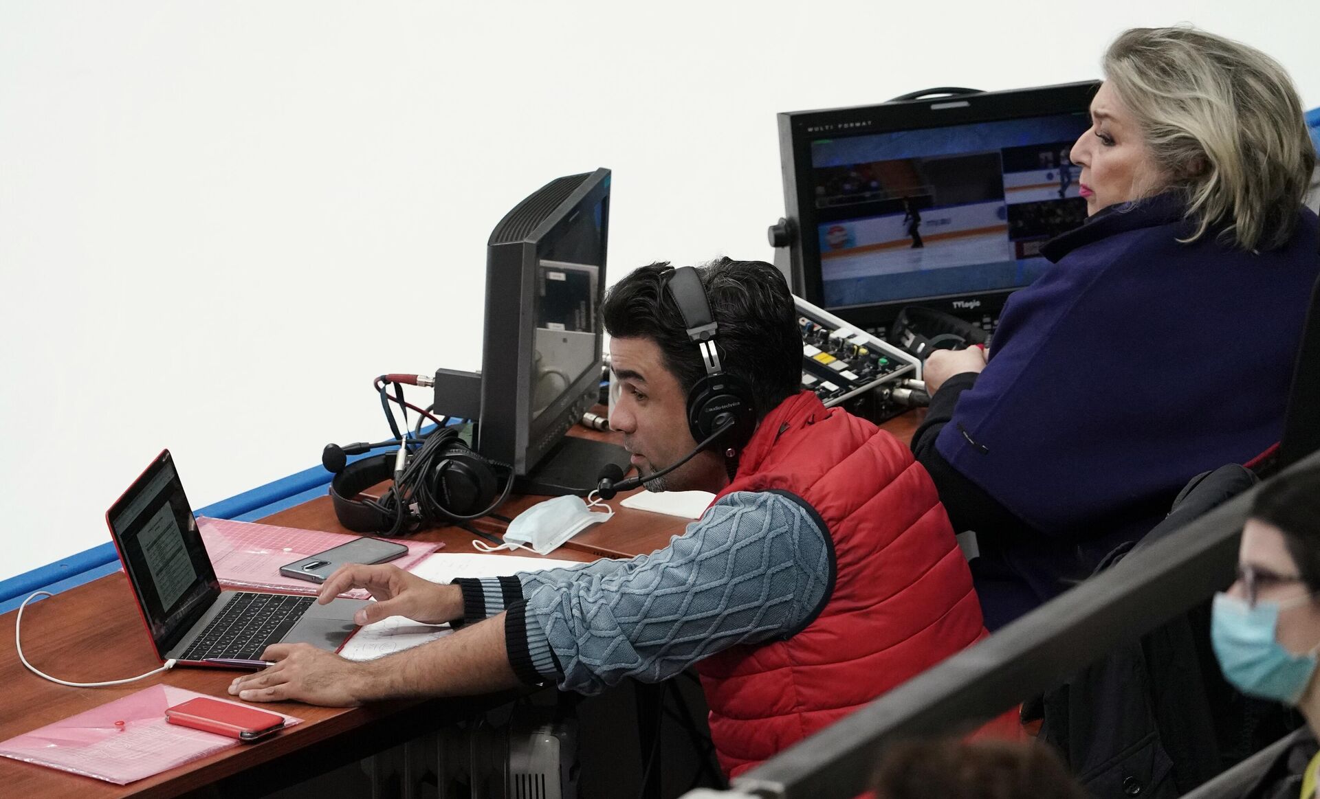 Спортивный комментатор Александр Гришин и тренер Татьяна Тарасова наблюдают за выступлениями спортсменов на II этапе Кубка России по фигурному катанию  - Sputnik Беларусь, 1920, 05.08.2025