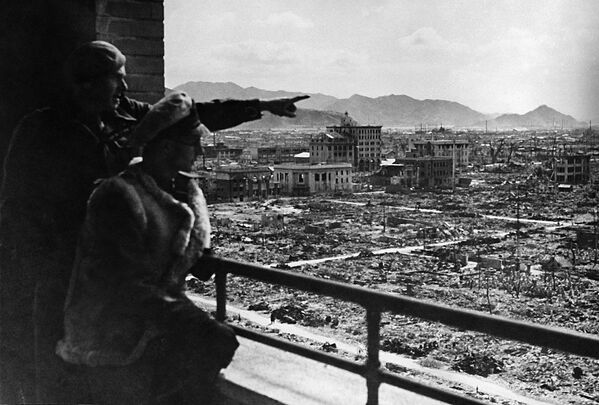 3 красавіка 1946 года. Двое вайскоўцаў аўстралійскіх акупацыйных войск упершыню ўбачылі разбураную Хірасіму з балкона аднаго з нямногіх будынкаў, якія ўцалелі пасля выбуху першай атамнай бомбы над гэтым японскім горадам. 3 красавіка 1946 года. Двое вайскоўцаў аўстралійскіх акупацыйных войск упершыню ўбачылі разбураную Хірасіму з балкона аднаго з нямногіх будынкаў, якія ўцалелі пасля выбуху першай атамнай бомбы над гэтым японскім горадам. - Sputnik Беларусь
