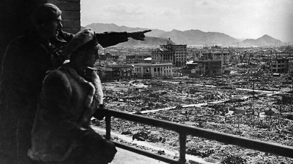Двое военнослужащих австралийских оккупационных войск впервые увидели разрушенный город Хиросиму - Sputnik Беларусь