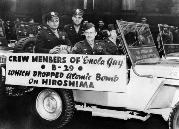 15 красавіка 1946 года. Экіпаж бамбардзіроўшчыка B-29 ENOLA GAY з пілотам Полам Тыбетсам (другі злева), які скінуў атамную бомбу на Хірасіму, на парадзе на вуліцах Нью-Ёрка, ЗША, з плакатам, які апісваў іх місію. 15 красавіка 1946 года. Экіпаж бамбардзіроўшчыка B-29 ENOLA GAY з пілотам Полам Тыбетсам (другі злева), які скінуў атамную бомбу на Хірасіму, на парадзе на вуліцах Нью-Ёрка, ЗША, з плакатам, які апісваў іх місію. - Sputnik Беларусь