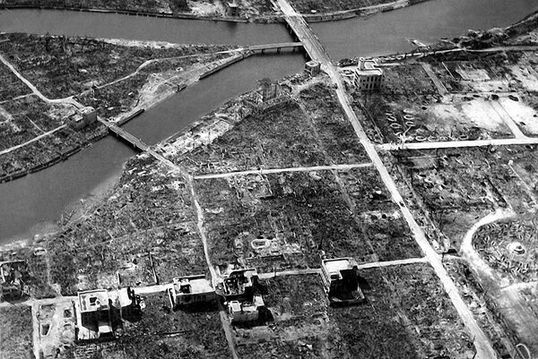 Від на эпіцэнтр выбуху ў Хірасіме восенню 1945 года. Гіпацэнтр (кропка непасрэдна пад выбухам бомбы) знаходзіцца прыкладна над Y-падобным скрыжаваннем у цэнтры злева. Справа знаходзіцца пашкоджаны прэфектурны прамысловы цэнтр на ўсходнім беразе ракі Матаясу, таксама вядомы як "Купал атамнай бомбы". Купал знаходзіцца побач з Т-падобным мостам Аіоі. Від на эпіцэнтр выбуху ў Хірасіме восенню 1945 года. Гіпацэнтр (кропка непасрэдна пад выбухам бомбы) знаходзіцца прыкладна над Y-падобным скрыжаваннем у цэнтры злева. Справа знаходзіцца пашкоджаны прэфектурны прамысловы цэнтр на ўсходнім беразе ракі Матаясу, таксама вядомы як "Купал атамнай бомбы". Купал знаходзіцца побач з Т-падобным мостам Аіоі. - Sputnik Беларусь