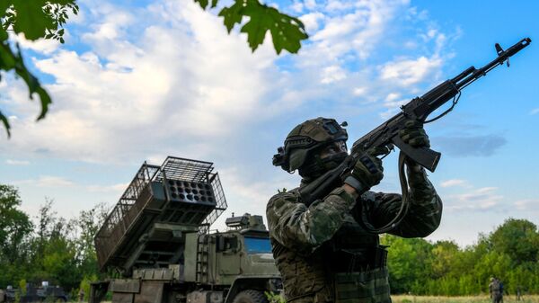 Военнослужащий группы воздушного прикрытия защищает от дронов огнеметную систему ТОС-2 Тосочка  - Sputnik Беларусь
