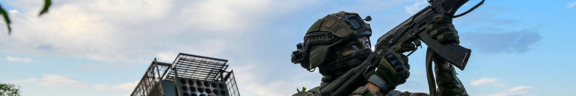 Военнослужащий группы воздушного прикрытия защищает от дронов огнеметную систему ТОС-2 Тосочка  - Sputnik Беларусь, 1920