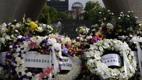 Цветы и послания о мире у Мемориала мира в Хиросиме 5 августа 2025 года - Sputnik Беларусь