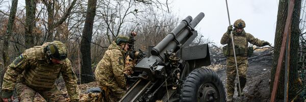 Украинские военные ведут огонь из гаубицы М101 - Sputnik Беларусь