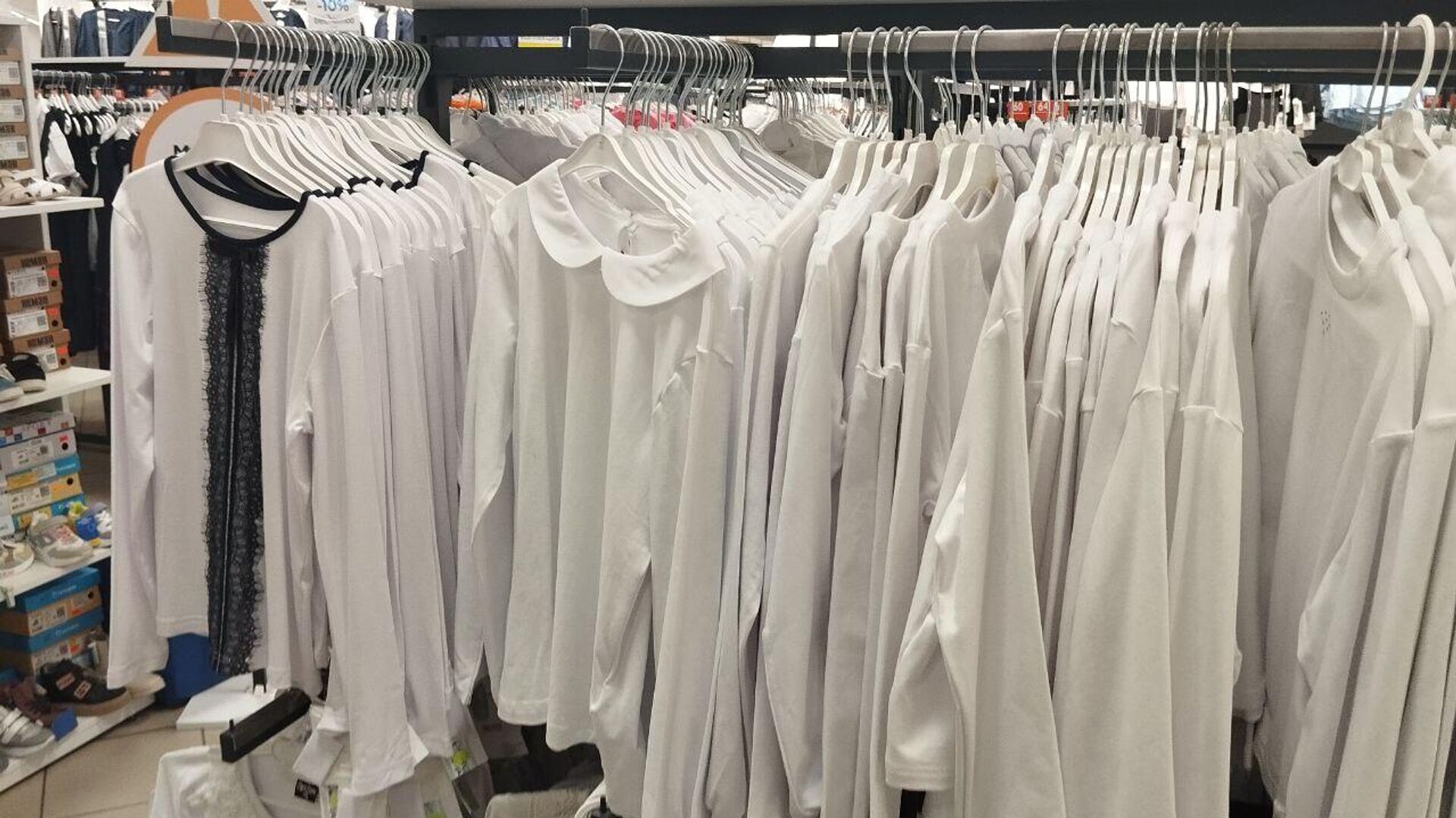 Отдел школьной формы в магазине - Sputnik Беларусь, 1920, 06.08.2025