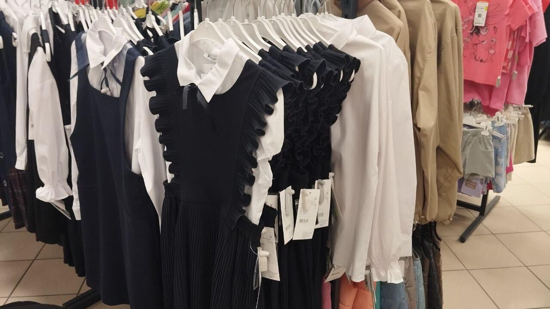 Отдел школьной формы в магазине - Sputnik Беларусь, 1920, 06.08.2025