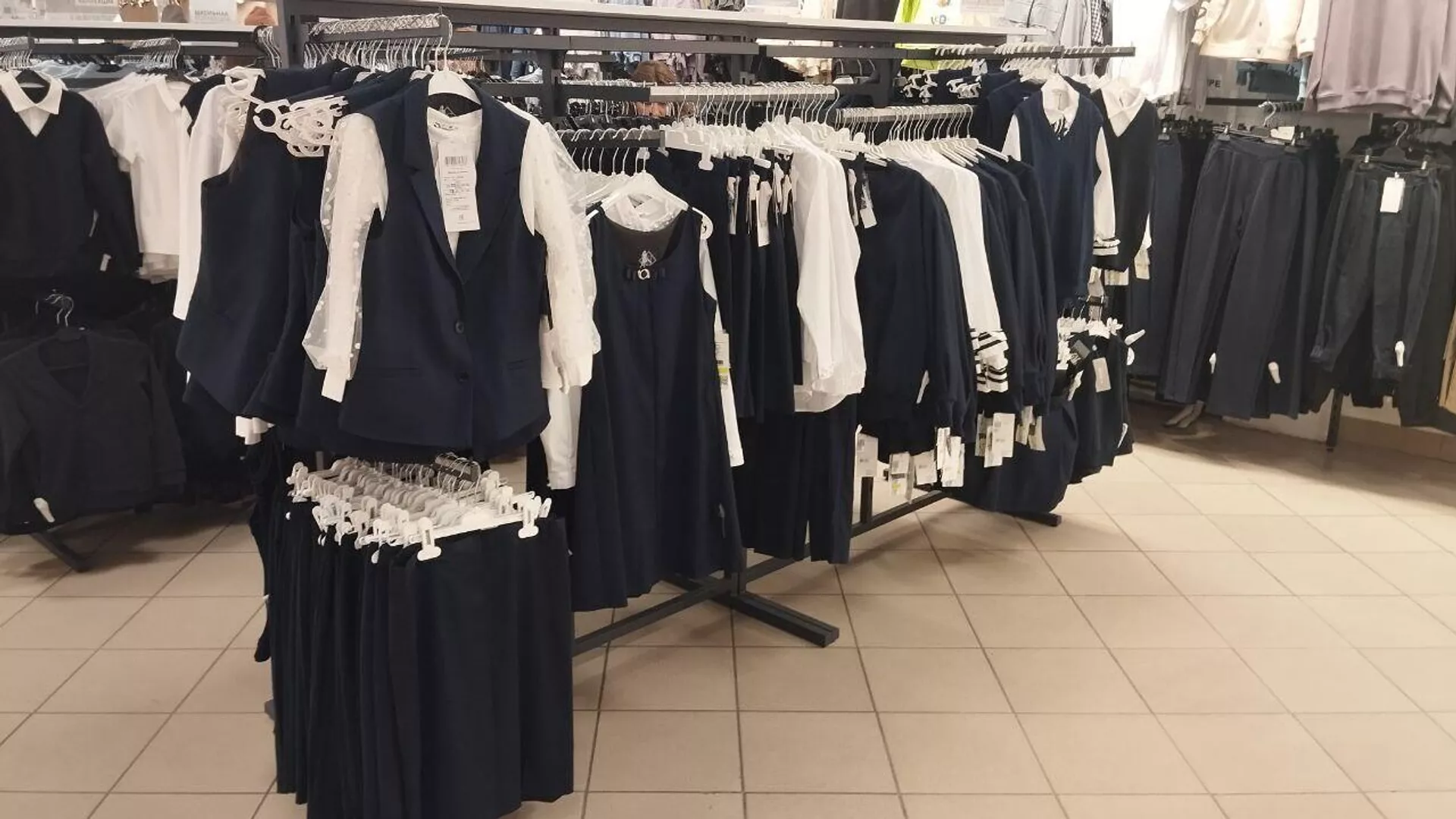 Отдел школьной формы в магазине Сколько стоит одеть ребенка в школу