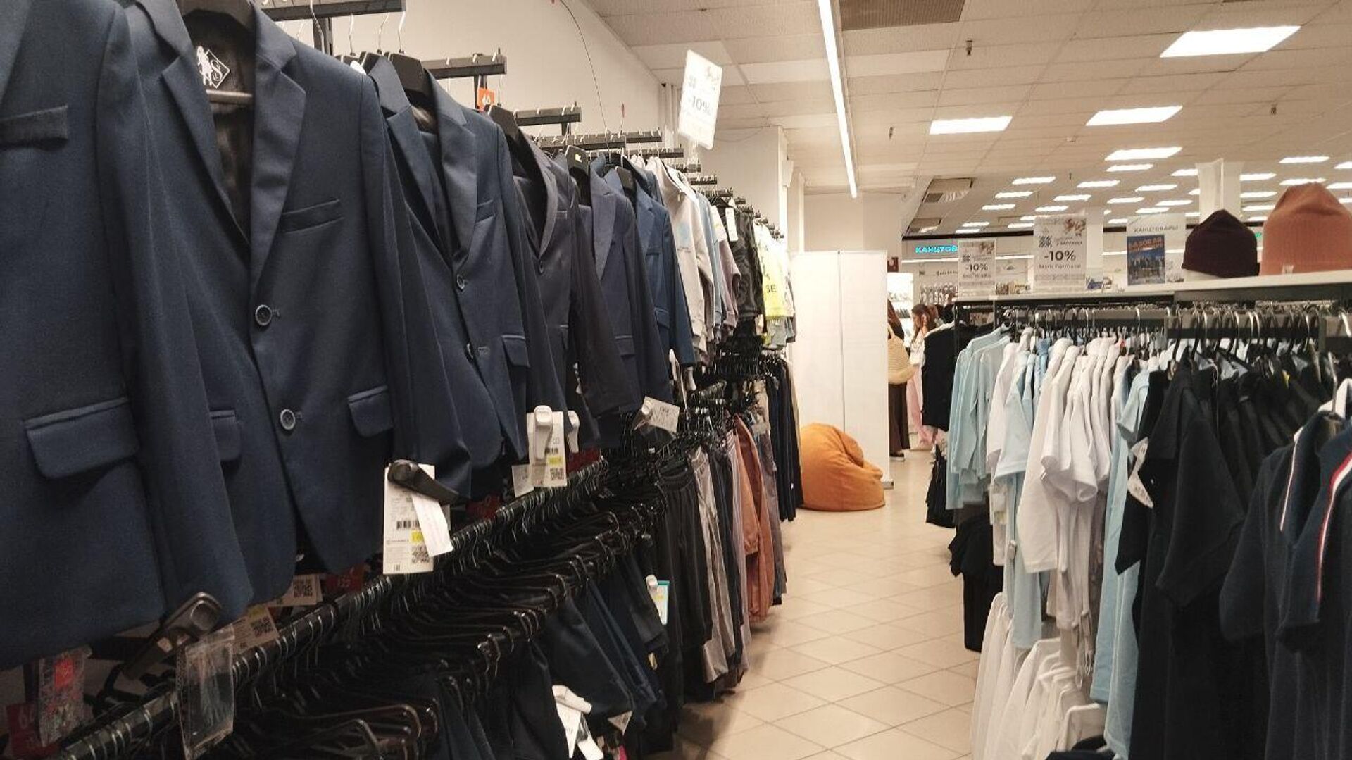 Отдел школьной формы в магазине - Sputnik Беларусь, 1920, 06.08.2025