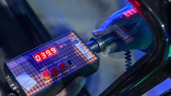 Проверка уровня тонировки стекла, архивное фото - Sputnik Беларусь