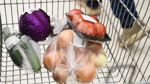 Овощи в продуктовой тележке в супермаркете - Sputnik Беларусь