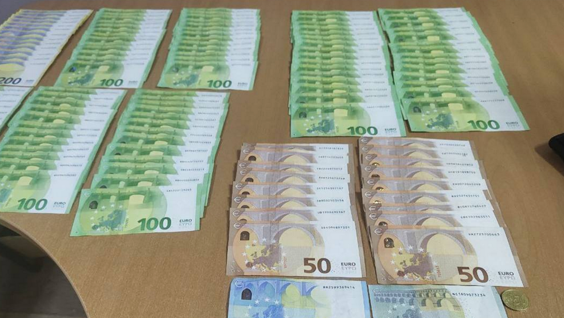 Валюта, изъятая при незаконном провозе - Sputnik Беларусь, 1920, 08.08.2025