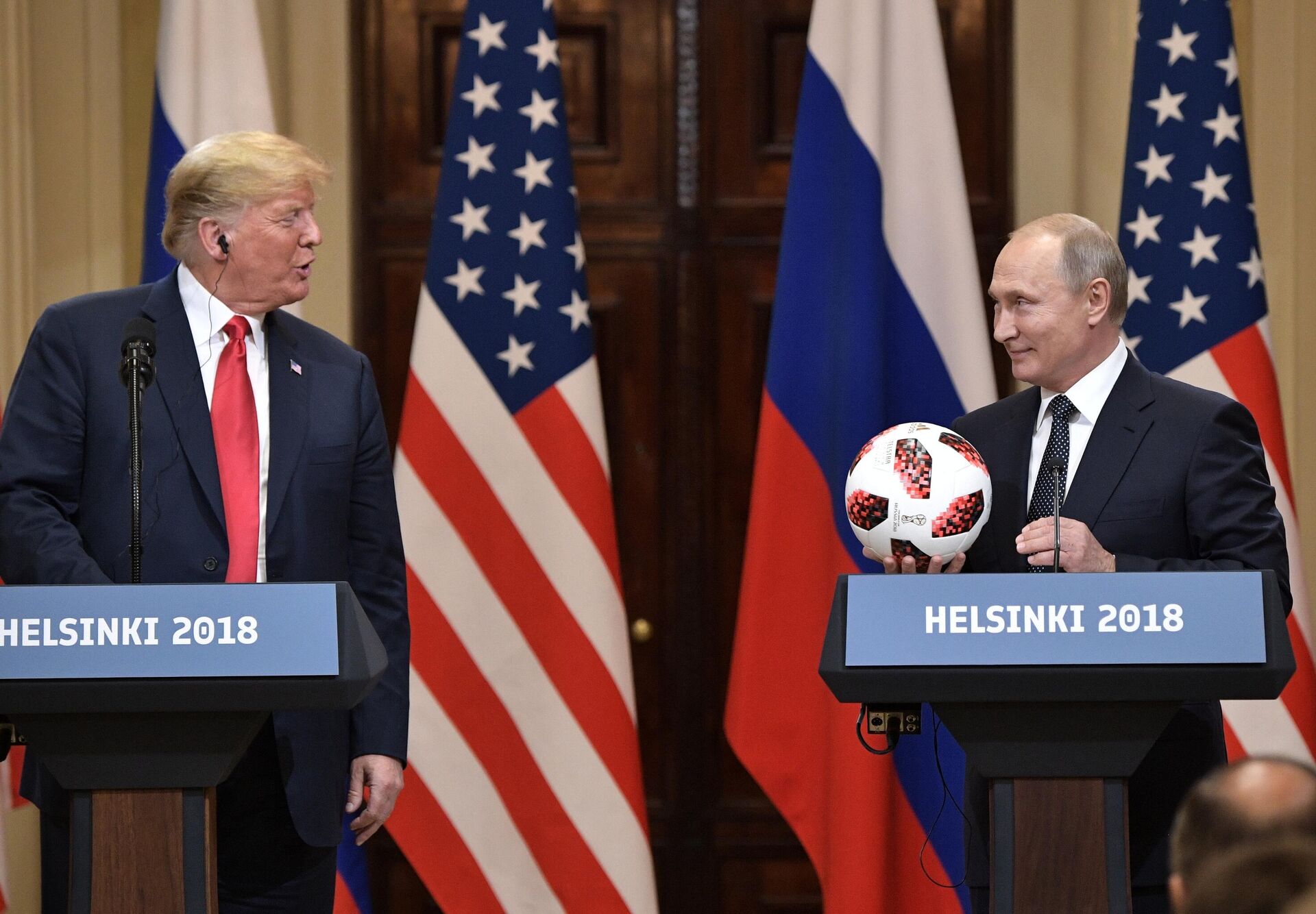 16 июля 2018. Президент РФ Владимир Путин и президент США Дональд Трамп на совместной пресс-конференции по итогам встречи в Хельсинки - Sputnik Беларусь, 1920, 09.08.2025