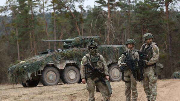 Салдаты Сухапутных войск Літвы з баявой машынай пяхоты VILKAS - Sputnik Беларусь