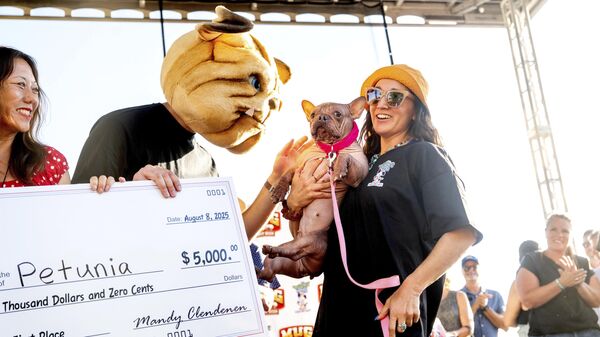 Петуния и её хозяйка Шеннон Найман празднуют первое место в конкурсе на звание самой уродливой собаки в мире в Санта-Розе, Калифорния - Sputnik Беларусь