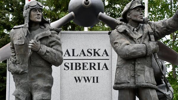 Помнік савецкім і амерыканскім лётчыкам у гонар праграмы ленд-лізу часоў Другой сусветнай вайны ў Грыфін-парку ў цэнтры горада Фэрбанкс на Алясцы - Sputnik Беларусь